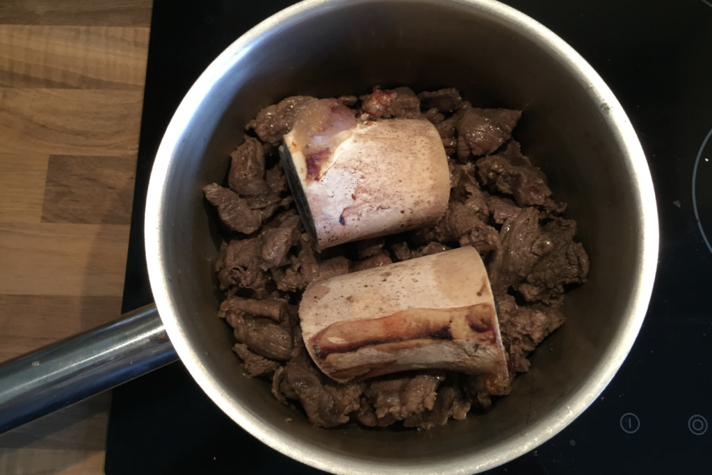 Bones and beef in pot
